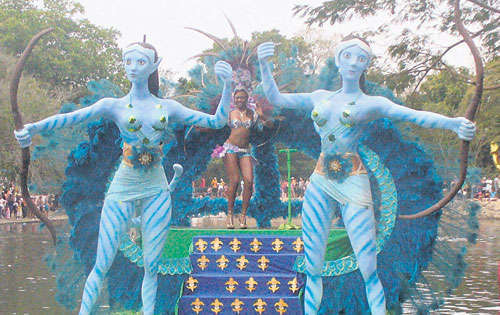 <p>Atracción. El desfile en balsa es tradición.</p>