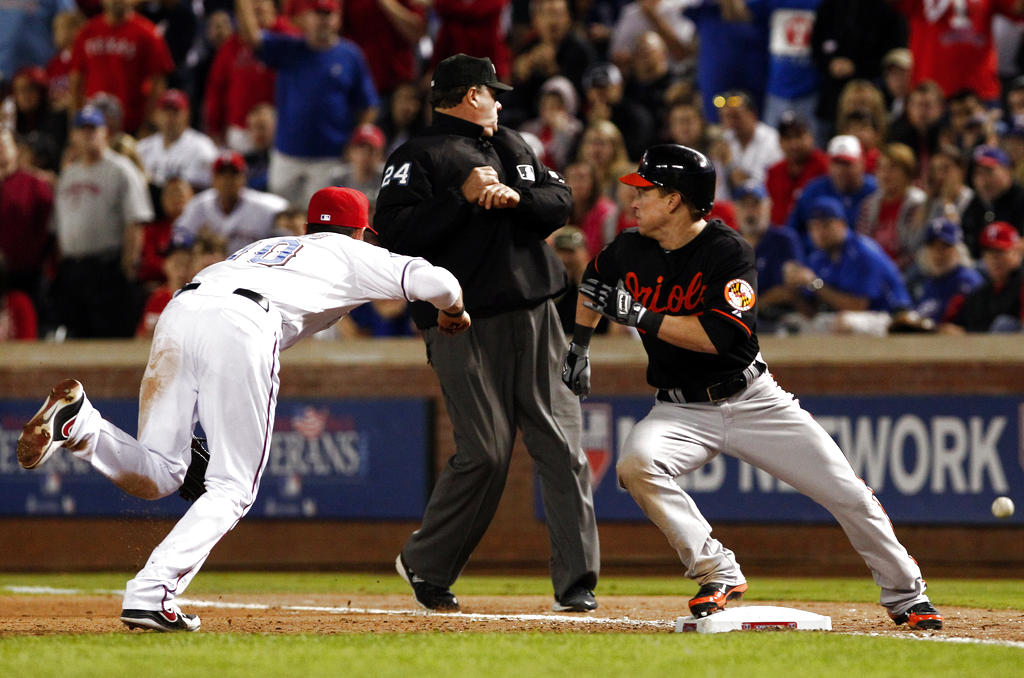 Un error de tiro del lanzador de los Rangers de Texas, Derek Holanda, le permite a McLouth avanzar en el séptimo episodio. Foto: AP<br>