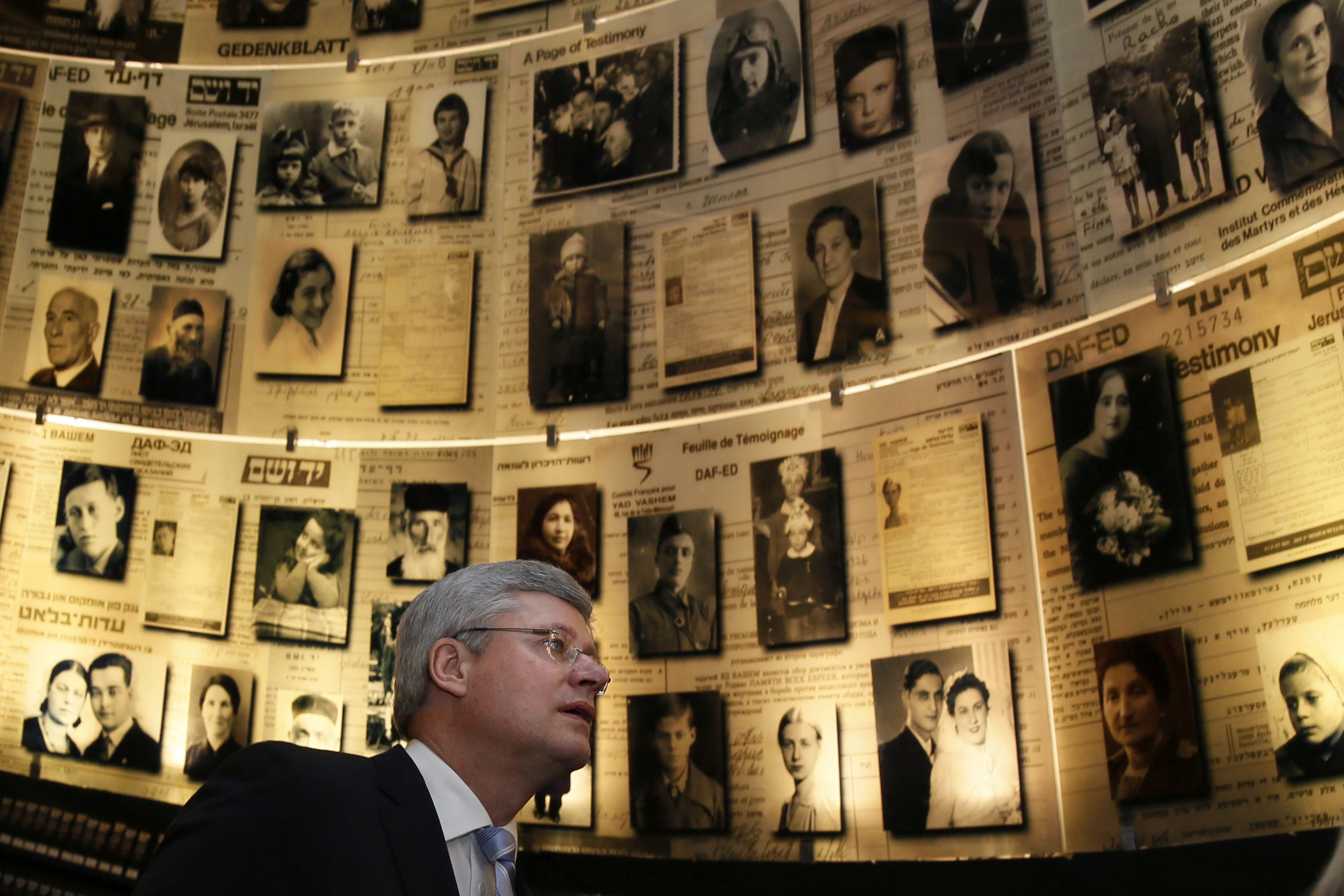 El primer ministro canadiense Stephen Harper observa fotografías de víctimas durante su visita al Museo del Holocausto de Jerusalén. Foto/EFE