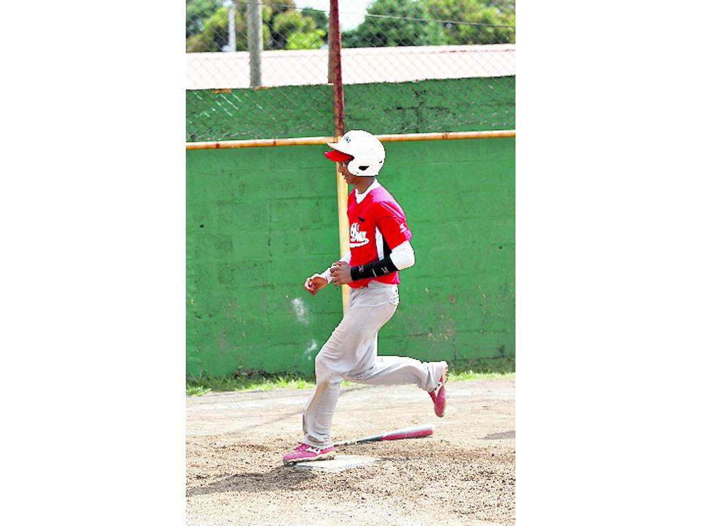 Pelotero anotando una carrera.(Anayansi Gamez)