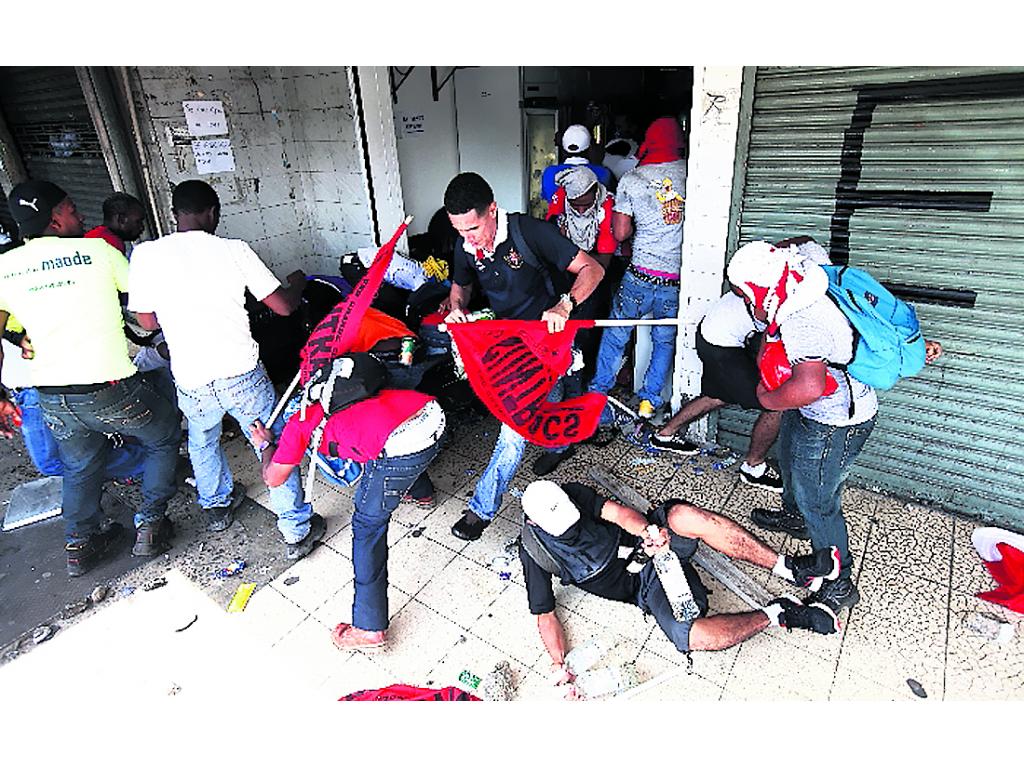 Anarquía. Comercios de la 5 de Mayo, los más afectados.(Noriel Gutiérrez)