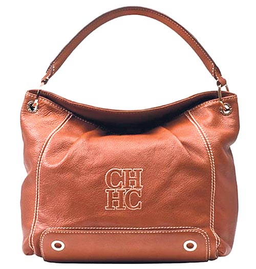 <p>Cartera de cuero chica de color chocolate con detalles de bordado que forma parte de la última colección 2011 de Carolina Herrera.</p>