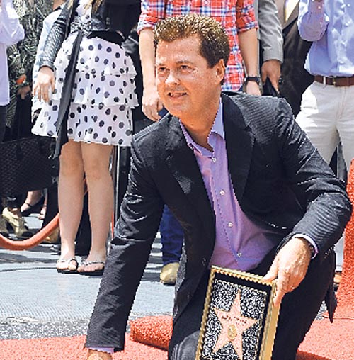 <p>Mostró su estrella con mucho orgulloso.</p>