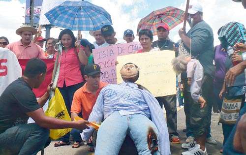 <p>Acciones Los manifestantes quemaron un muñeco.</p>