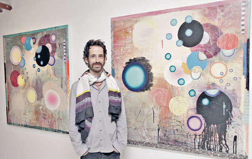 <p>Fiel a sí mismo. Krahn le gusta pintar en cada país que visita y disfrutó de ver como la luz refleja la gama de colores.</p>