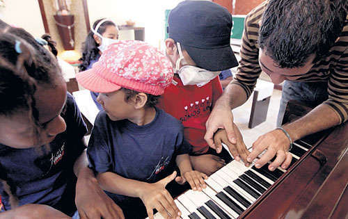 <p>Talleres. Un cuerpo de voluntarios instruye a los niños en clases de música.</p>