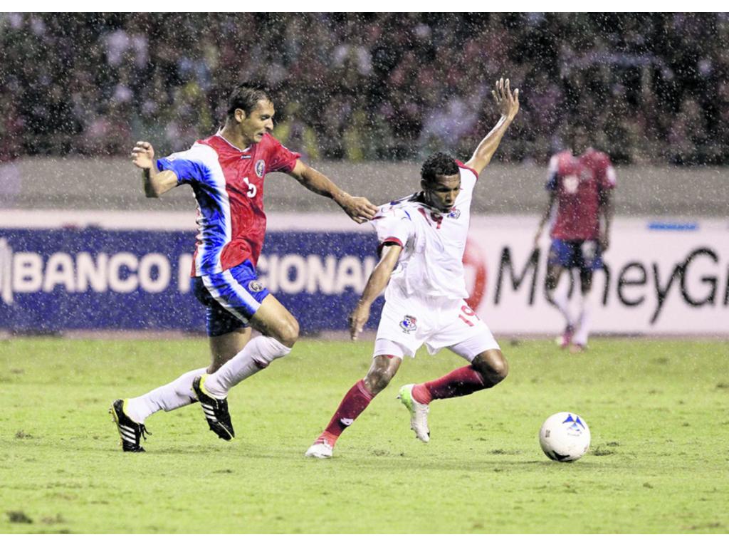2.Rolando Escobar (c) es marcado por Celso Borges (i) y Ariel Rodríguez (d).