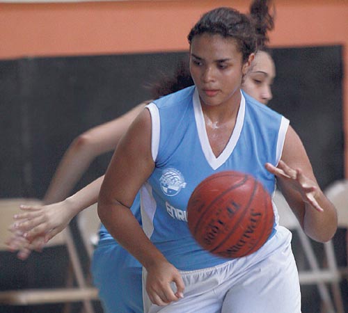 <p>Campeonas. El Enrico Fermi viene por su corona.</p>