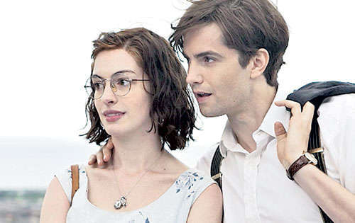 <p>Jóvenes. Emma y Dexter se conocen la noche de su graduación en la universidad, el 15 de julio de 1988.</p>