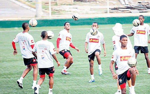 <p>Práctica. La Roja Sub-23 entrenó bajo un intenso sol.</p>