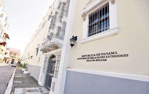 <p>Dato. Solo 23 funcionarios del servicio exterior, de un total de 369, son de carrera.</p>