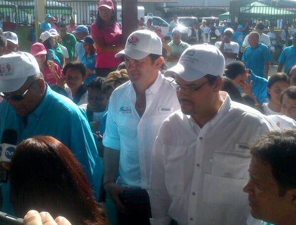 Arias recibe a los periodistas en su casa. Foto/José Chacón