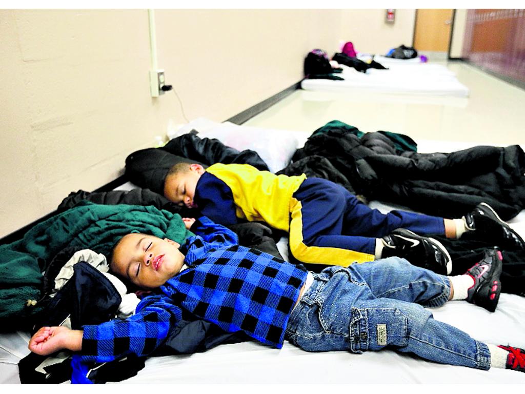Tranquilidad. Un grupo de niños descansa en uno de los albergues habilitados por las autoridades.(AP)
