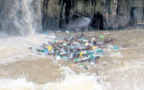 <p>Desechos. Las aguas están llenas de basura.</p>