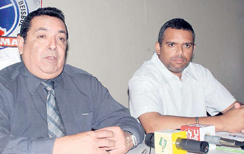 <p>Figura. Omar Tejada (dcha.) habló con 10 Deportivo</p>