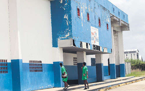 <p>Deteriorada. La fachada del estadio está en muy malas condiciones.</p>