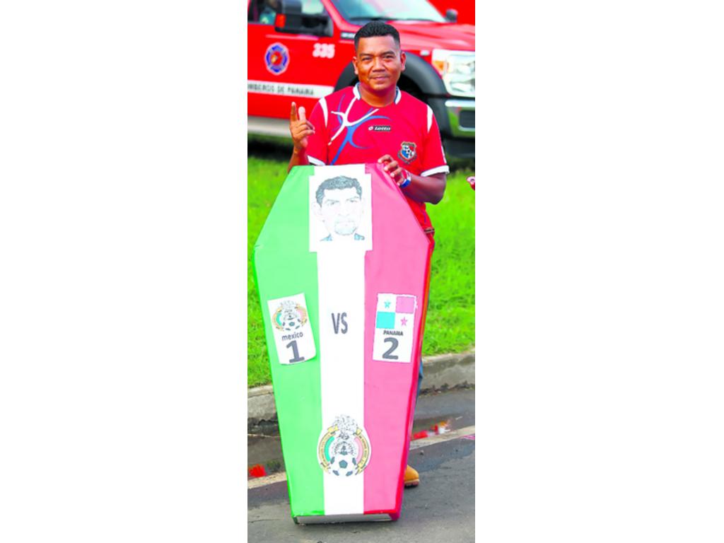 3. Un aficionado istmeño muestra la tumba para los mexicanos.
