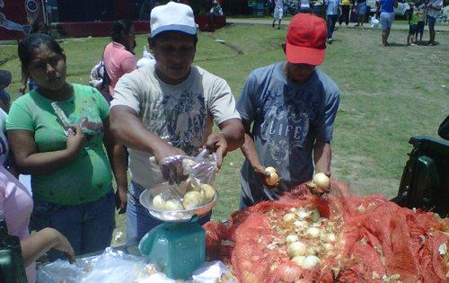 En la feria también se vende cebolla a 58 centavos la libra. Foto/Jesús Simmons