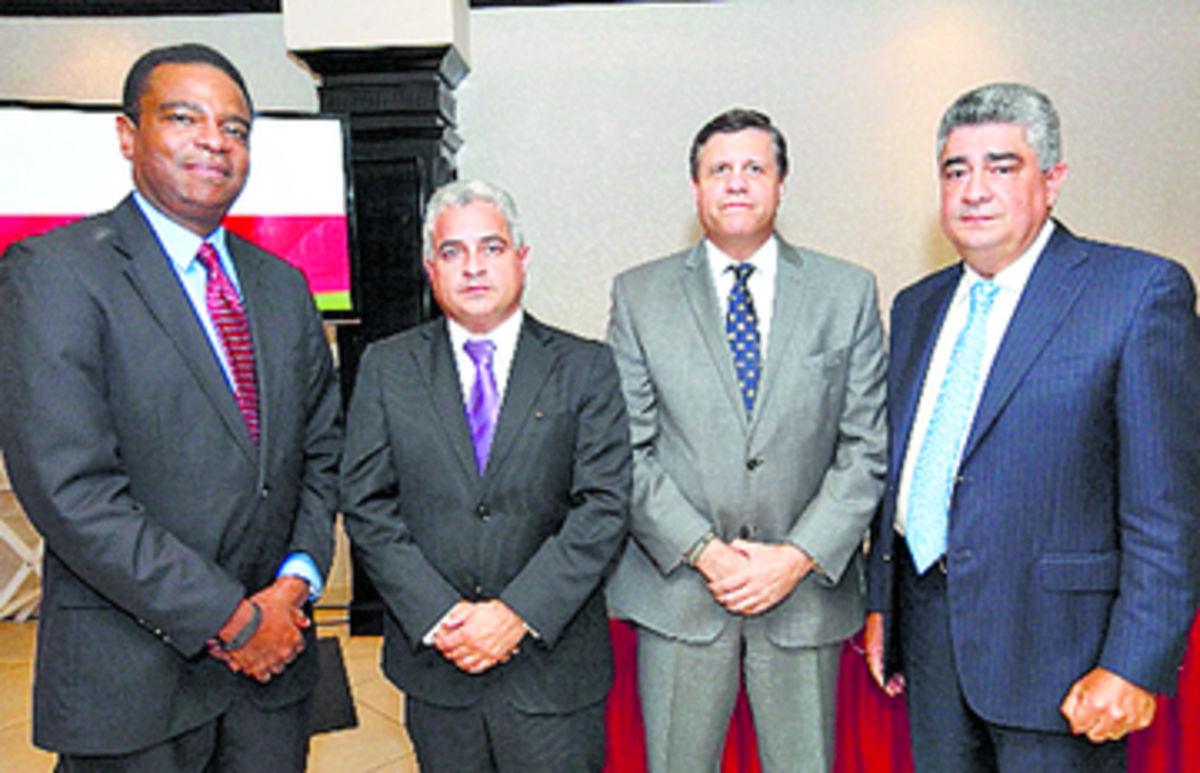 2. José Castillo, Hernán de León, Carlos Ernesto González y Héctor Infante.
