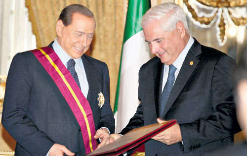 <p>Acto. Silvio Berlusconi recibió una condecoración.</p>