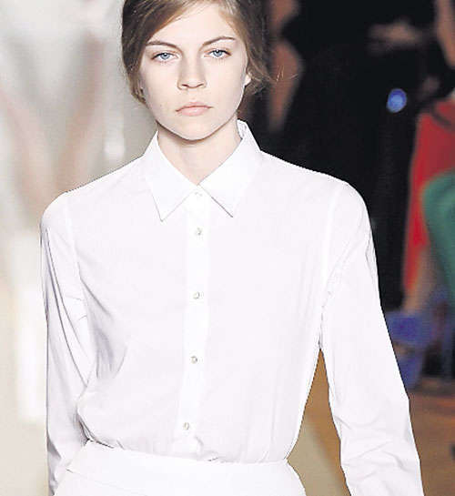 <p>En manga larga. Camisa sencilla que va a juego con una minifalda en color blanco.</p>