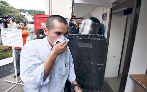 <p>Reacción. Seguridad de la Asamblea utilizó gas pimienta.</p>