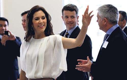 <p>Visita. Mary y el príncipe Federico en una fundación.</p>