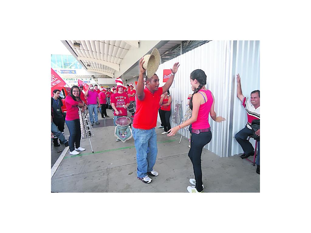 Ánimo. Una comitiva de panameños recibió a la Roja.(Cortesía Plena y Goles)