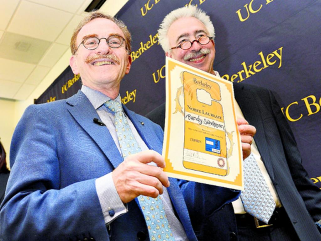 El estadounidense Randy W. Schekman (izq.), de la Universidad de California fue galardonado.(EFE)