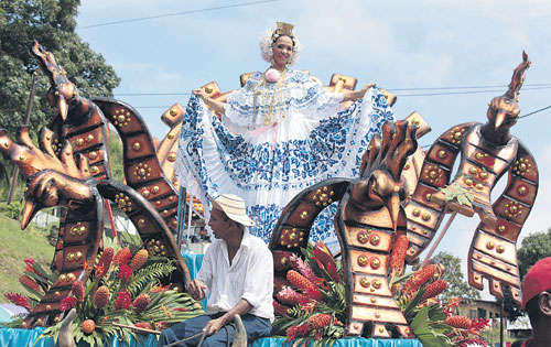 <p>Elegancia. La mujer empollerada rindió honor a la patria.</p>