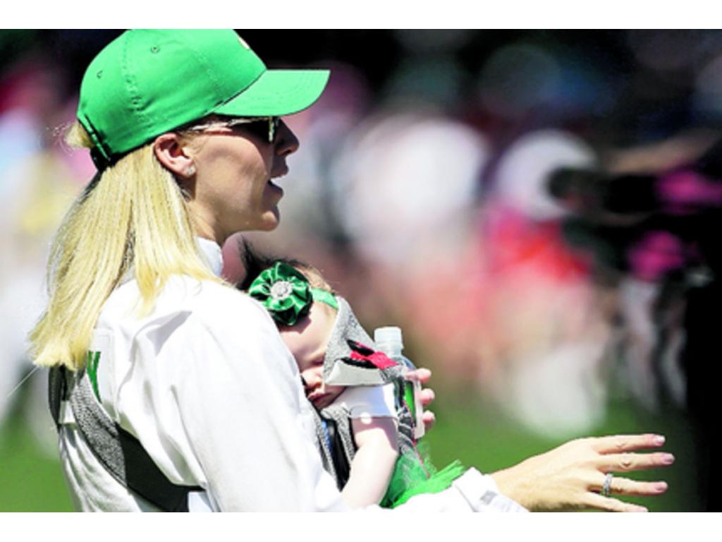 Jody y su hija Gemma observan el entrenamiento de John Merrick.(AP)