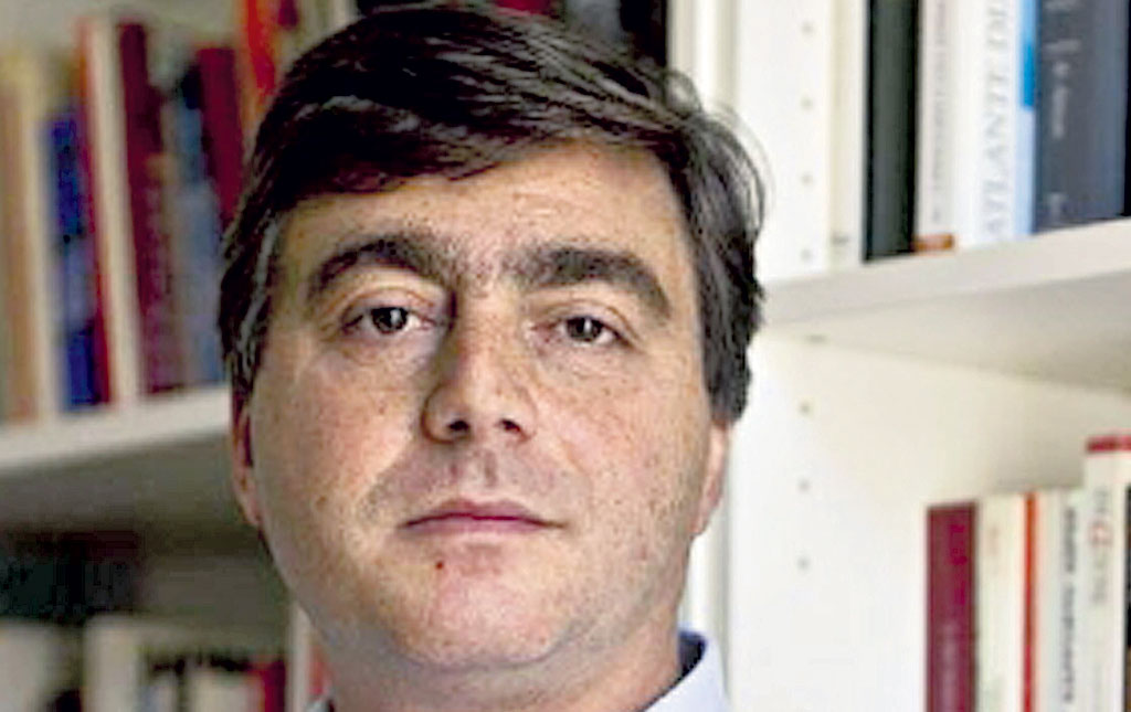 <p>Autoridades italianas arrestan a Valter Lavitola en el aeropuerto Fiumiccino, de Italia, luego que llegó de Argentina, en donde estuvo escondido por varios meses.</p>