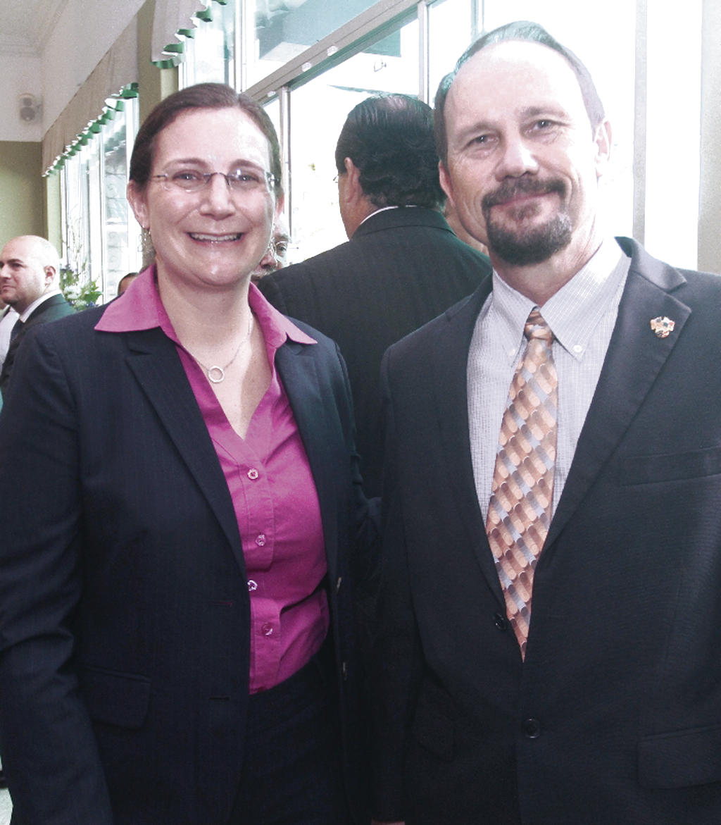 Kristin Kaper y Brian Riley.()