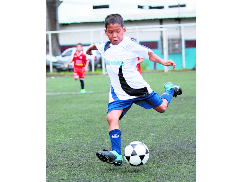 Todos quieren hacer la chilena y darle ese punto a su equipo.(Anayansi Gamez)