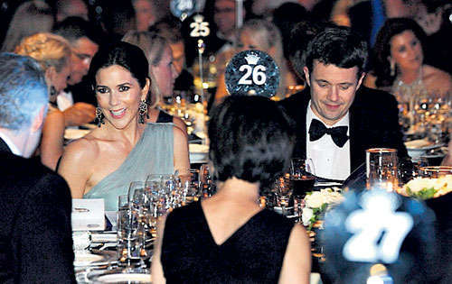 <p>Banquete. Los príncipes degustando en la cena</p>