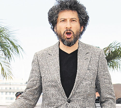 <p>El director francés Radu Mihaileanu lleva su cinta. </p>