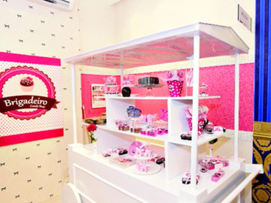 Área del atelier, cortinas florales y piso de madera.