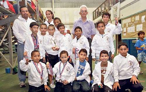 <p>Orgullo. Los chicos muestran sus medallas.</p>