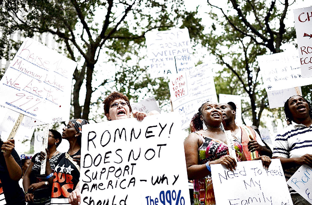 Desacuerdo. Varias personas protestan contra Romney.(EFE)