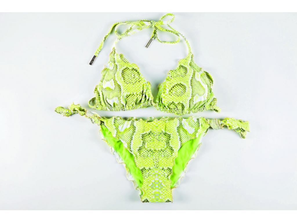 El estampado de serpiente se funde con los detalles de brillante y el color verde fluorescente. Roberto Cavalli crea para la fémina amante del mar.