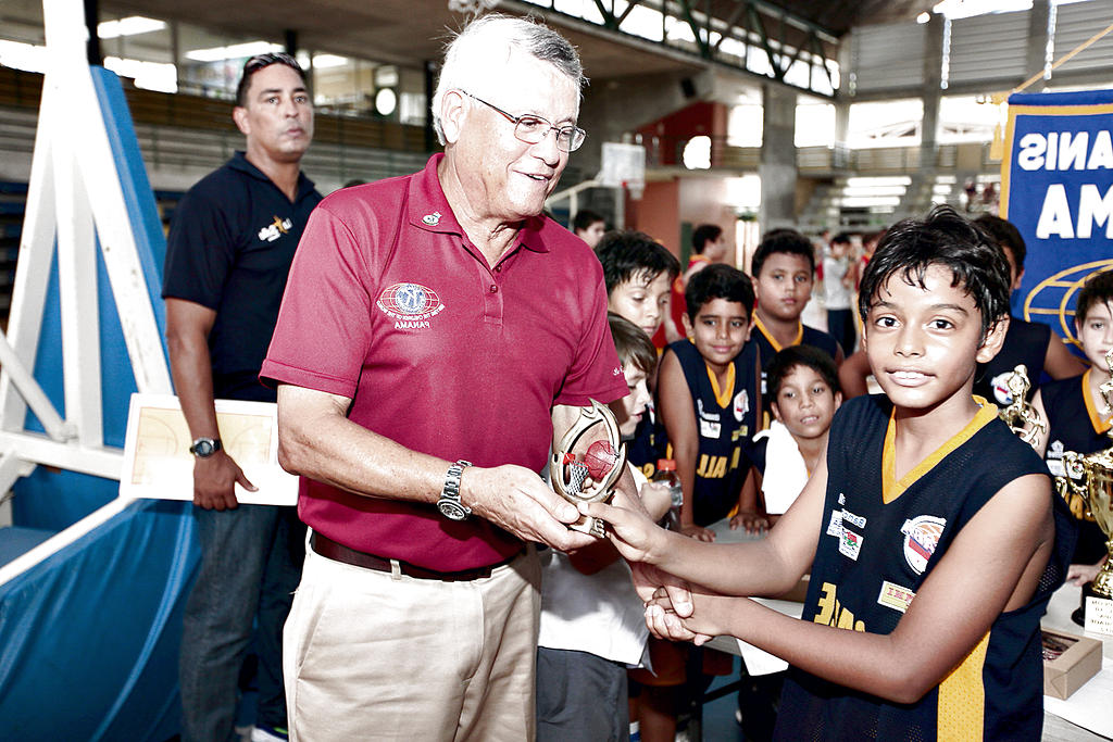 Fernando Morales, del Colegio La Salle, recibe el reconocimiento de campeón anotador.()