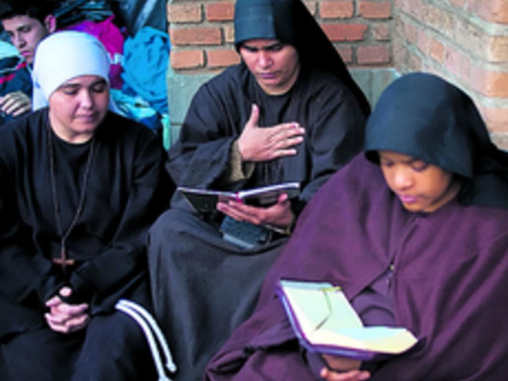 Monjas pasan el tiempo leyendo la Biblia.(AP)