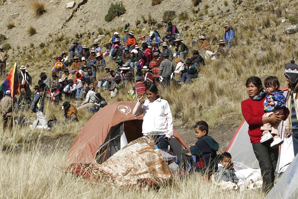 Los indígenas en defensa de la reserva natural Tipnis aplazaron hasta mañana su entrada a La Paz para que su marcha no sea ligada al motín policial. Foto: EFE<br>