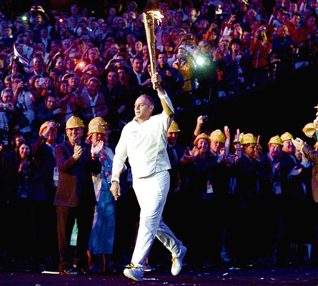 Emoción. Sir Steve Redgrave llega con el fuego olímpico.()