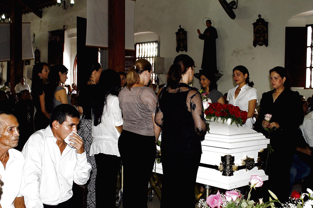 Dolor. Su esposo, Agapito Corrales, no dejó de llorar. ()