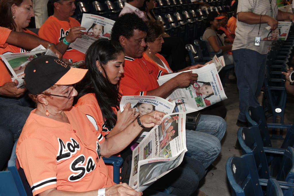 Los fanáticos dejaron de ver el partido para leer 10 Deportivo de Panamá América. Foto: Víctor Arosemena.<br>