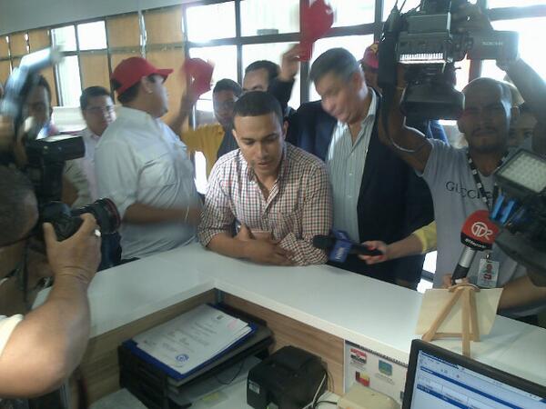 Momentos cuando Moulanier acudía al Tribunal Electoral a supuetamente inscribirse en el partido Molirena. Foto/Erick Barrios
