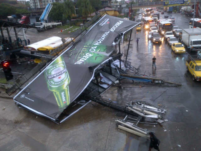 Las fuertes lluvias acompañadas de vientos que se desarrollan en estos momentos provocó la caída de una vaya publicitaria frente al supermercado 99 ubicado en Balboa. Foto/Víctor Arosemena<br>