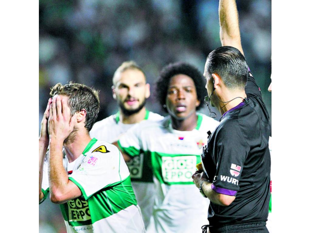 El árbitro Muñiz Fernández (c) muestra tarjeta a Rubén Pérez, del Elche (izq.), tras pitar el penalti.(EFE)