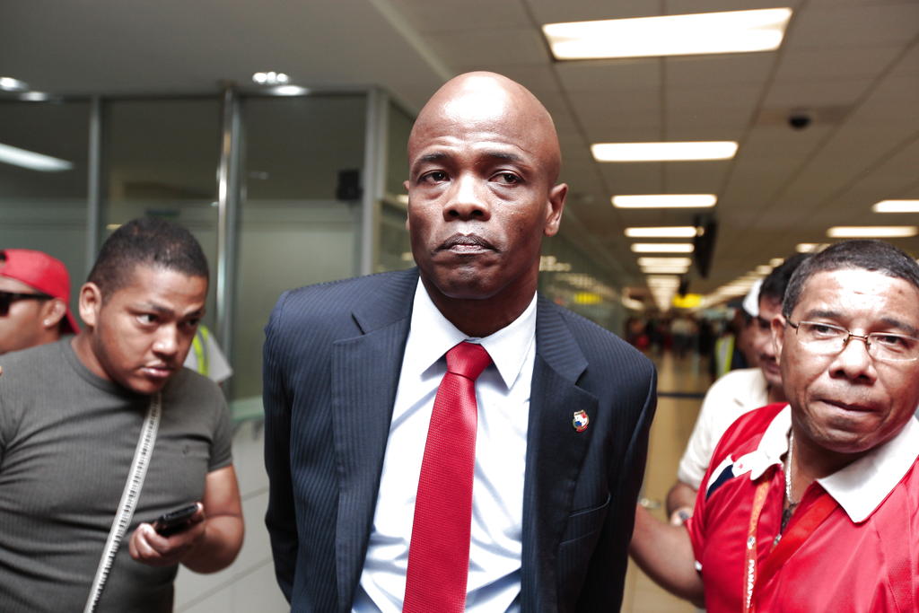 El director técnico de la selección mayor de Panamá, Julio César Delly Valdés, a su llegada al Aeropuerto Internacional de Tocumen. Foto: Anayansi Gámez<br>